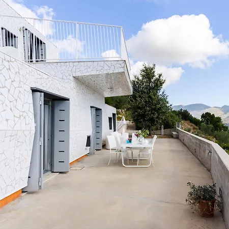 Due Pini - Architectural Gem With Seaviews